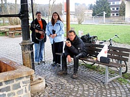 Nette Leute treffen am Leemerjer Sauerborn